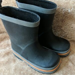 Heavy duty rubber rain boots size 6. Peuhu